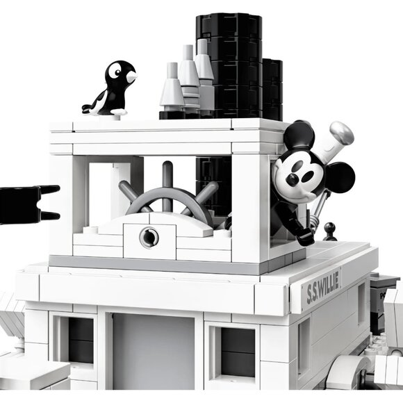 LEGO Ideas Disney Minnie & Mickey Mouse Steamboat Willie 21317 - Picture 2 of 7